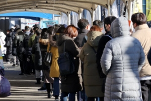 코로나 하루 사망자 100명 육박·위중증 900명대…역대 최다