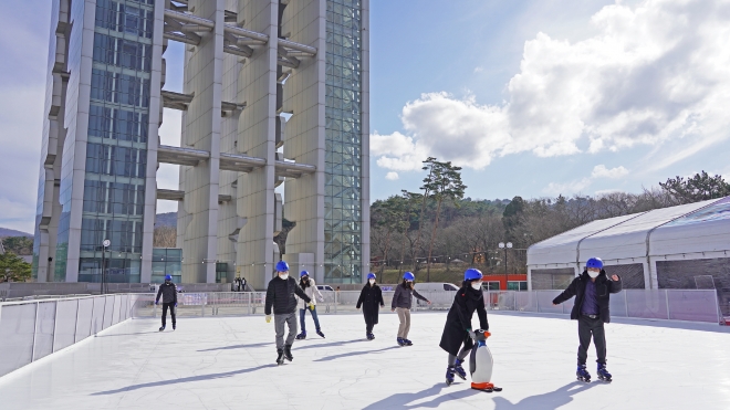 경주엑스포대공원은 지난 11일부터 내년 2월 27일까지 지역 최초로 아이스 패널을 활용한 얼음 없는 아이스링크를 운영한다. 사진은 이이스링크 시범 운영 모습. 경주엑스포대공원 제공