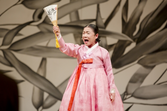 2018년 국립극장 ‘송년판소리’에서 안숙선 명창이 심청가를 풀어내는 모습.  국립극장 제공