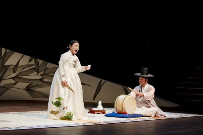 2019년 ‘송년판소리’에서 수궁가를 선보이는 안숙선 명창. 국립극장 제공 