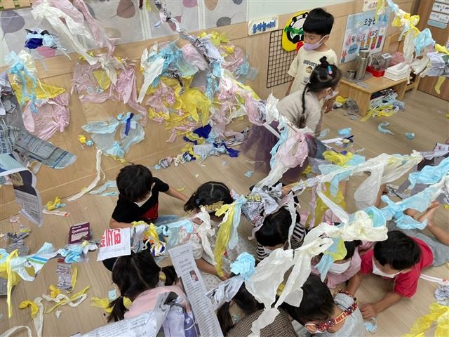 지난 9월 서울 강서구 다함께 공동체 소속 한 공유 어린이집에서 아이들이 놀잇감 대신 재활용품을 활용해 놀고 있다. 서울시 제공