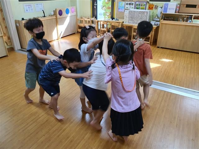 놀잇감 없는 주간에 장난감, 교구 대신 신체를 활용해 대문놀이를 하고 있는 공유 어린이집 아이들.  서울시 제공