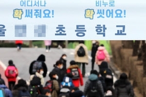 ‘찾아가는 백신접종’ 일정 꼬여…“아마추어 행정 탓에 학교만 혼란”