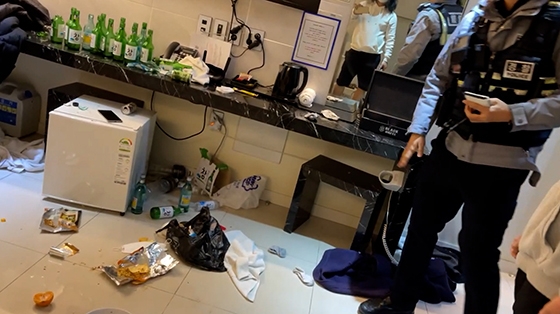 지난 10일 경북 포항의 한 무인모텔에서 10대 청소년들이 입실한 방에 과자봉지와 소주병들이 나뒹굴고 있다.[사진=독자 제공]