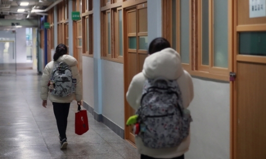전면 등교가 시행된 22일 오전 서울시 한 초등학교 학생들이 교실로 향하고 있다.(위 기사와 관련 없음) 사진공동취재단