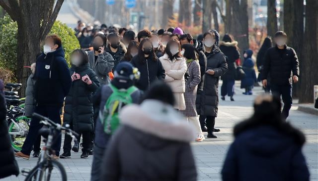 선별진료소로 모이는 시민들