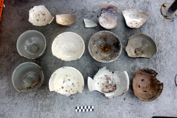 전북 군산시 고군산군도 해역에서 발견된 도자기들. 고려~조선시대 유물로 추정된다. 국립해양문화재연구소 제공