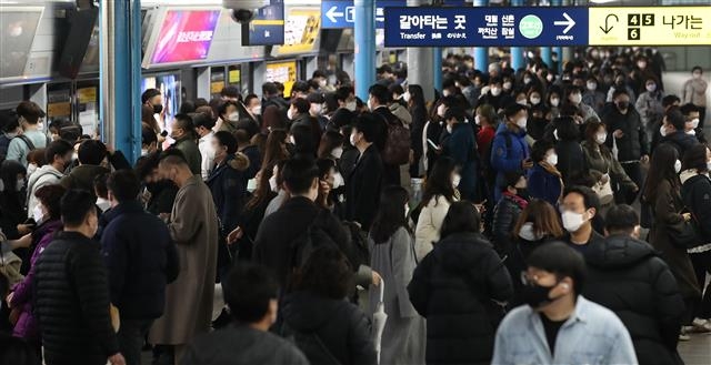 코로나19 국내 유입 이후 역대 최다 신규 확진자가 발생한 15일 오전 서울 구로구 지하철 1호선 신도림역 승강장에서 마스크를 쓴 시민들이 출근길 발걸음을 재촉하고 있다. 질병관리청 중앙방역대책본부는 15일 0시 기준 신종 코로나바이러스 감염증(코로나19) 신규 확진자가 7850명 발생했다고 밝혔다. 이날 김부겸 국무총리는 정부서울청사에서 코로나19 중앙재난안전대책본부회의를 갖고 “추가적인 사적모임 규모 축소와 영업시간 제한까지도 포함하는 대책을 검토 중이며 이른 시일내에 확정?발표하겠다”고 말했다. 2021.12.15  뉴스1