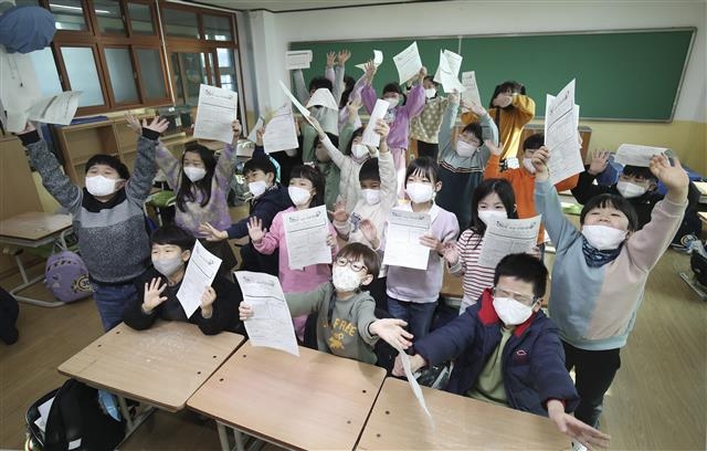 15일 오전 울산 중구 평산초등학교 1학년 교실에서 학생들이 겨울방학 계획서를 들며 즐거워하고 있다. 2021.12.15  뉴스1