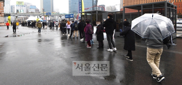 15일 오전 서울역 선별 진료소에 코로나 검사를 받기 위해 많은 시민들이 줄을 서서 순서를 기다리고 있다. 2021.12.15 안주영 전문기자 jya@seoul.co.kr