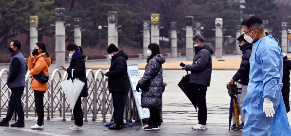 15일 서울 송파구 올림픽공원 평화의문 광장에 마련된 코로나19 선별진료소에서 시민들이 줄을 서서 검사를 기다리고 있다. 2021. 12. 15 박윤슬 기자 seul@seoul.co.kr