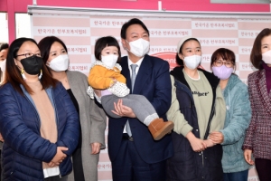 [서울포토]윤석열 후보, ‘약자와의 동행’ 일환 한부모협회 회원 간담회 참석