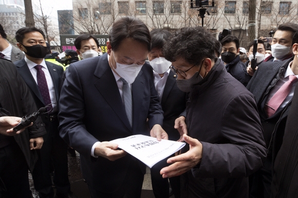 ‘근로기준법 개정 입법청원서’ 받은 尹후보 