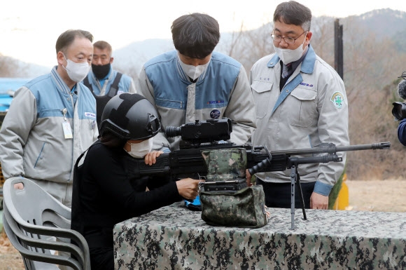 시험 사격방위사업청 관계자가 부산 기장군에 위치한 소구경 화기 제조업체 SNT모티브 본사 사격장에서 첫 출하된 7.62㎜ K16(기본형), K16E(공축형), K16D(승무원형) 기관총을 사격해 보고 있다. 부산 연합뉴스