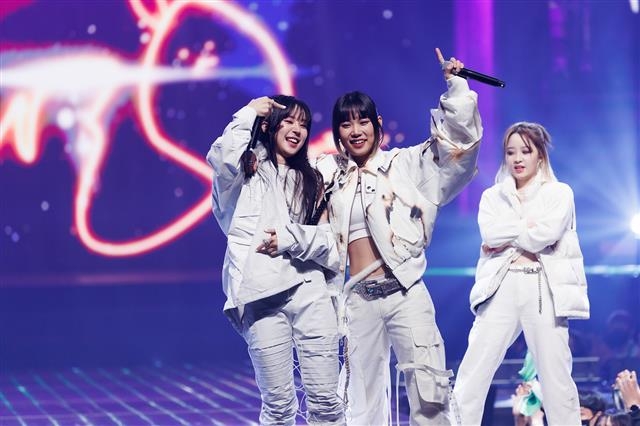 ‘쇼미 더 머니 10’ 파이널 무대를 꾸미고 있는 래퍼 신스. 여성으로는 ‘쇼미’ 사상 처음 파이널에 오른 신스는 시즌4 이후로 6년간 도전한 끝에 시즌10에서 준우승을 차지했다. 엠넷 제공