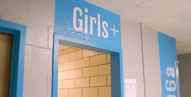 시카고의 한 학교에 설치된 ‘Girls’(여학생+), ‘Boys+’(남학생+) 화장실. 2021.12.16 CPS 트위터 캡처