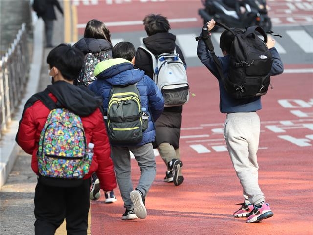 지난 16일 서울의 한 초등학교에서 아이들이 하교하는 모습. 2021.12.16  뉴스1