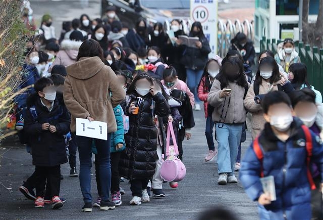   서울의 한 초등학교에서 아이들이 하교하고 있다. 2021.12.16  뉴스1