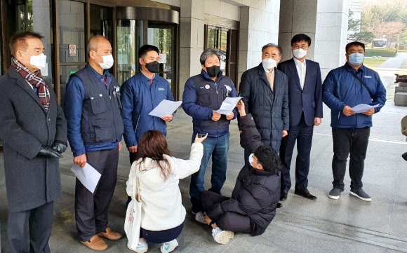 현대중공업 노조 측이 16일 대법원 앞에서 통상임금 판결에 환영하는 기자회견을 하고 있다. 연합뉴스