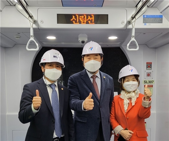 신림경전철 시승식 참석중인 임만균 서울시의원(왼쪽에서 첫 번째)
