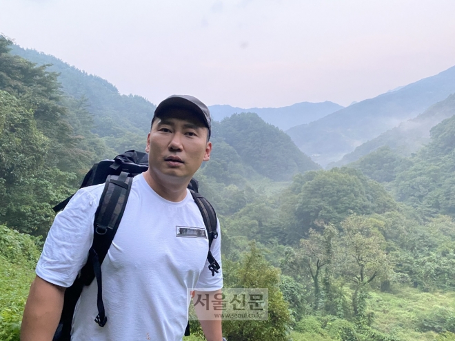 ‘나는 자연인이다’ 진행자 이승윤씨가 산속에서 포즈를 취하고 있는 모습(사진제공=이승윤)