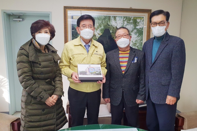 유덕열(왼쪽 두번째) 동대문구청장이 2022년 달력을 제작한 휘경2동 주민자치위원들과 기념촬영을 하고 있다. 동대문구 제공