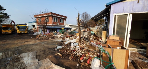 논산시 광석면의 한 공장에 방치되고 있는 대기업 장류와 즉석요리 제품. 연합뉴스