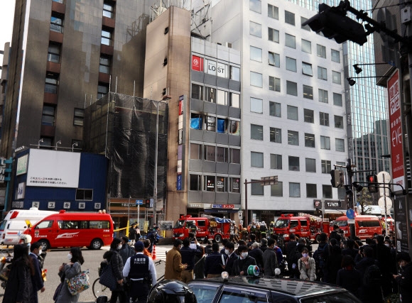 17일 일본 오사카에서 소방차들이 화재 진압을 위해 사고 현장인 8층 건물 주위에 서 있다. 이 날 화재로 최소 19명이 사망했다. 지지통신 EPA 연합뉴스
