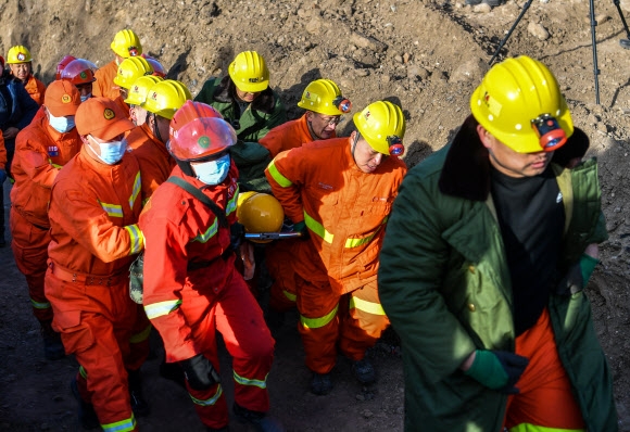 17일 중국 산시성 샤오이시의 침수된 불법 광산에서 구조대원들이 36시간 동안 매몰돼 있던 광부를 구출해 이송하고 있다. 샤오이 신화 연합뉴스