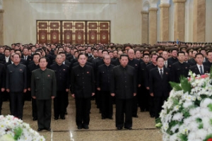 부인 리설주 없이… 김정은, 김정일 시신 앞에서 영생 축원