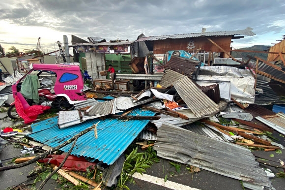 지난 17일 필리핀 북수리가오주 수리가오 주택가가 슈퍼 태풍 라이로 파괴된 모습. 수리가오 AFP 연합뉴스