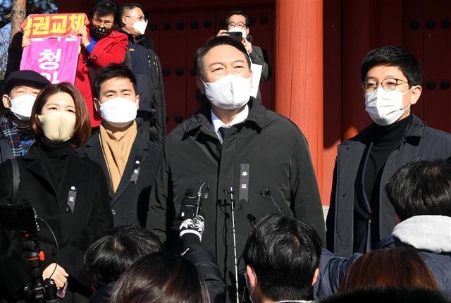 취재진과 대화하는 윤석열 후보