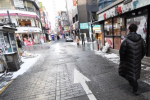 거리두기 조기 완화 검토하는 정부…“발표 시점 미정”