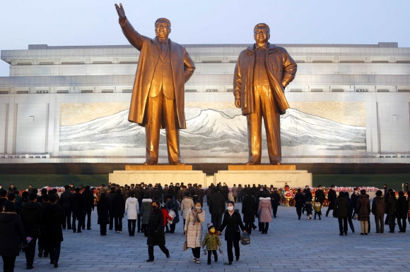 나우뉴스] “웃다 걸리면 체포”…北 김정일 사망 10주기, 강압적 애도 분위기 | 서울신문