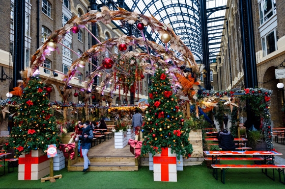 사디크 칸 영국 런던 시장이 중대 사태를 선언한 19일(현지시간) 시내 중심 상점가에 등장한 크리스마스 장식이 어쩌면 쓸쓸해 보인다. 런던 EPA 연합뉴스 