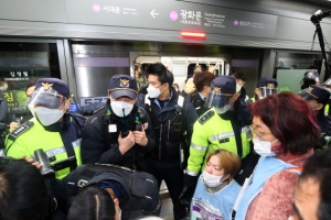 성신여대역서 9번째 장애인 이동권 시위…4호선 운행 한때 차질