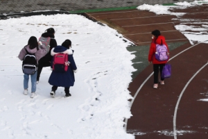 [서울포토]다시 원격수업 병행...첫 등교