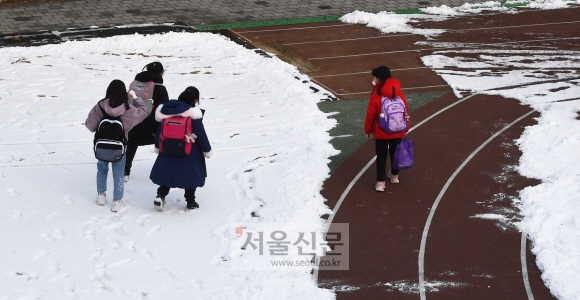 [서울포토]다시 원격수업 병행...첫 등교
