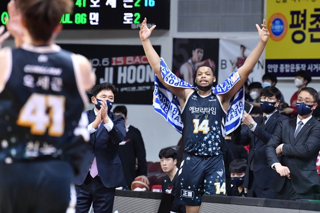 환호하는 오마리 스펠맨. KBL 제공