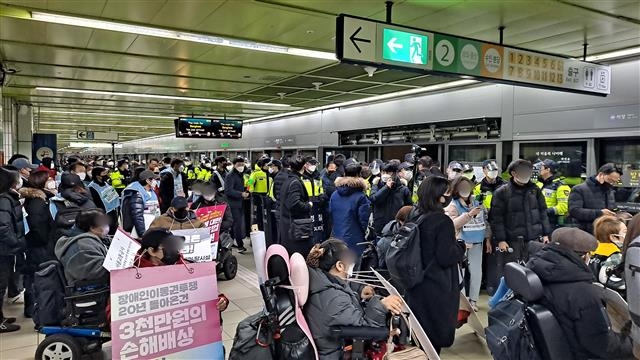 전국장애인차별철폐연대 회원들이 서울 지하철 5호선 왕십리역 승강장에서 이동권 보장 시위를 하고 있는 모습. 뉴스1