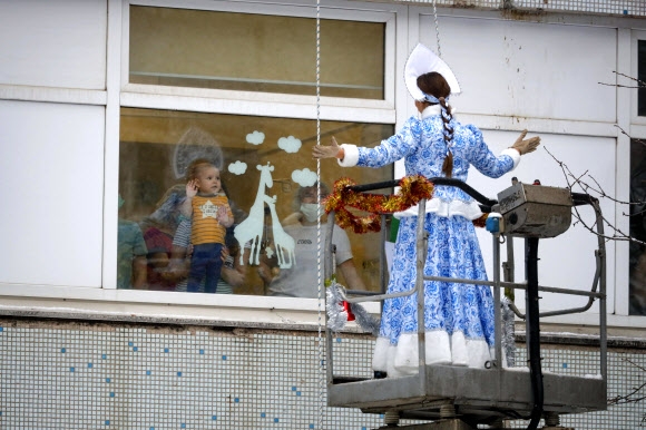 러시아 병원 밖 ‘눈꽃소녀’의 위로