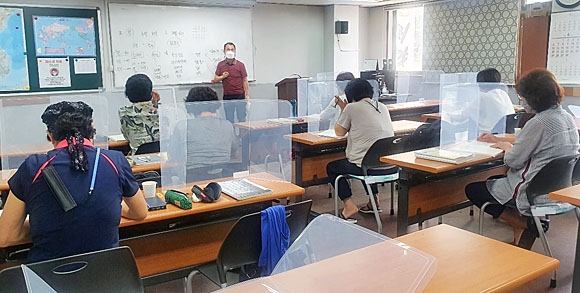 황우갑(가운데) 평택시민아카데미 대표가 야간학교 수업을 하고 있다. 한국중앙자원봉사센터 제공