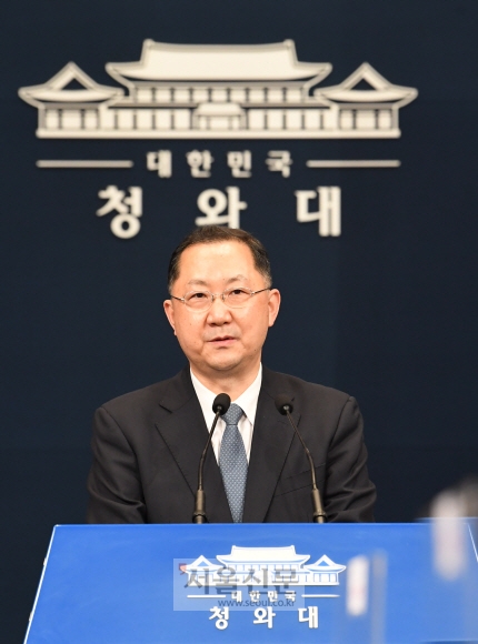 김진국 청와대 민정수석이 아들의 부적절한 처신으로 인해 전격 사퇴했다.