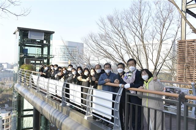 문석진(오른쪽 두 번째) 서울 서대문구청장이 최근 바람산 창천근린공원에 새로 설치한 엘리베이터 앞에서 주민, 직원들과 함께 기념사진을 촬영하고 있다. 서대문구 제공