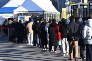 [서울포토]신규확진 다시 7천명대, 늘어선 검사 행렬