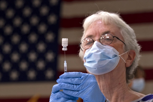 미국 메인주 오거스타의 한 병원에서 간호사가 주사에 코로나19 백신을 넣고 있다. AP 연합뉴스