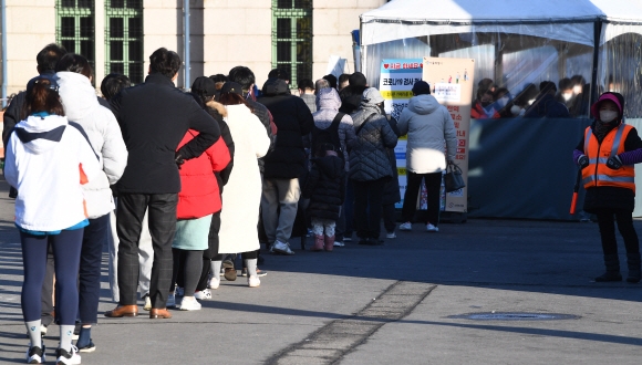 22일 오전 서울역선별 진료소에 코로나 검사를 받기 위해 많은 시민들이 줄을 서서 순서를 기다리고 있다. 2021.12.22 안주영 전문기자 jya@seoul.co.kr