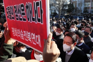 [포토]전주 방문 윤석열, 이세종 열사 참배 못하고 표지석에 헌화