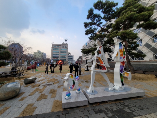 강동구청 앞 김병규 작가의 ‘위드 유’