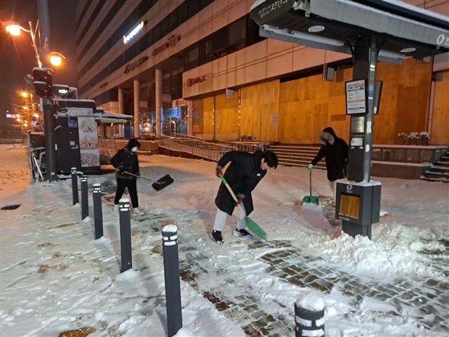 광진구청 직원들이 구의3동에서 보도 제설작업을 하고 있다. 광진구 제공